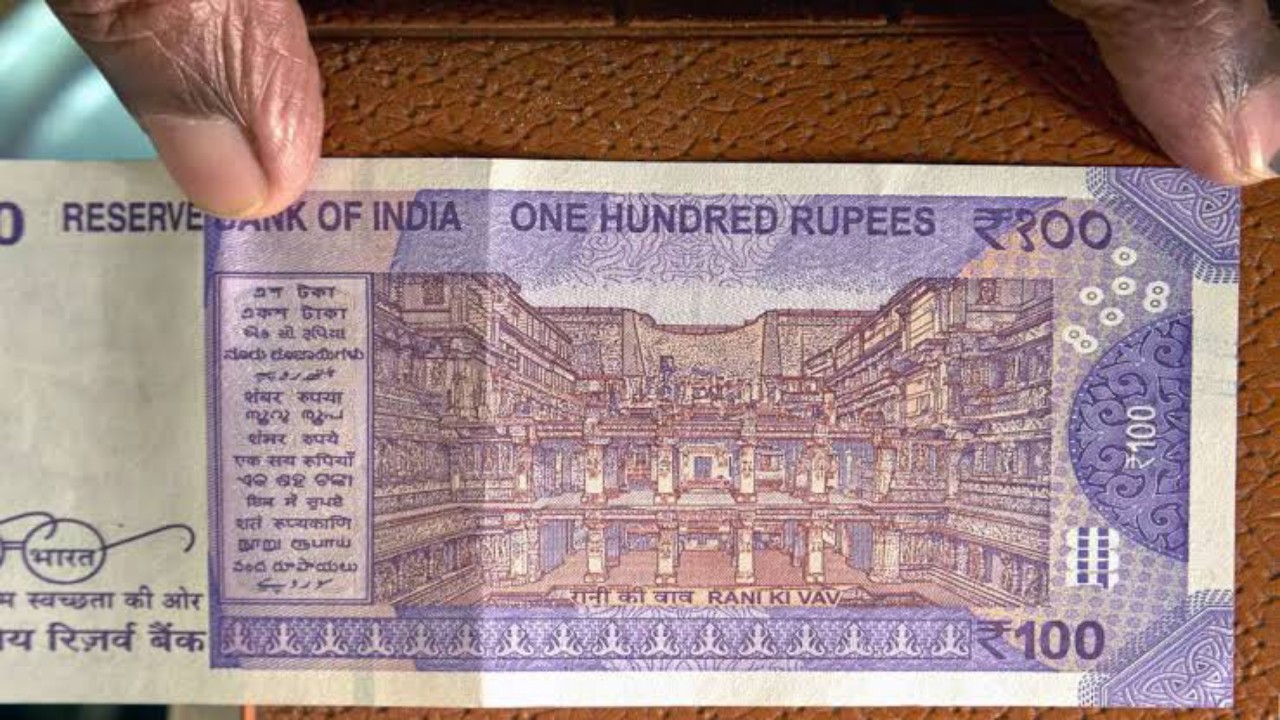 100 rupee note