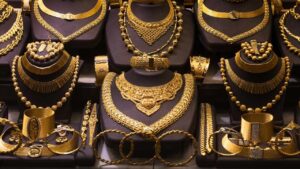Gold Price Today: দাম বাড়ানো হবে না আর, কমল সোনার দাম! জানলে গয়নার দোকানে ছুটবেন