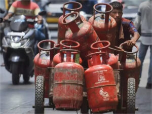 Gas Price Hike: পয়লা বৈশাখের আগে বিরাট ধাক্কা, দাম বাড়ল গার্হস্থ্য গ্যাস সিলিন্ডারের