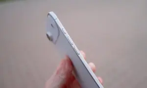 iPhone 17 Air কে হালকা বানাতে গিয়ে ব্যাটারিতে আপোস করবে Apple? থাকতে পারে ৩,০০০ এমএএইচ-এরও কম ক্ষমতার সেল