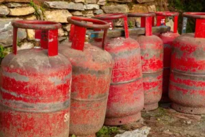 LPG Price Hike: এলপিজির দাম বৃদ্ধির কারণে আতঙ্ক! উজ্জ্বলা সিলিন্ডারের দামও বেড়েছে, জেনে নিন নতুন দাম